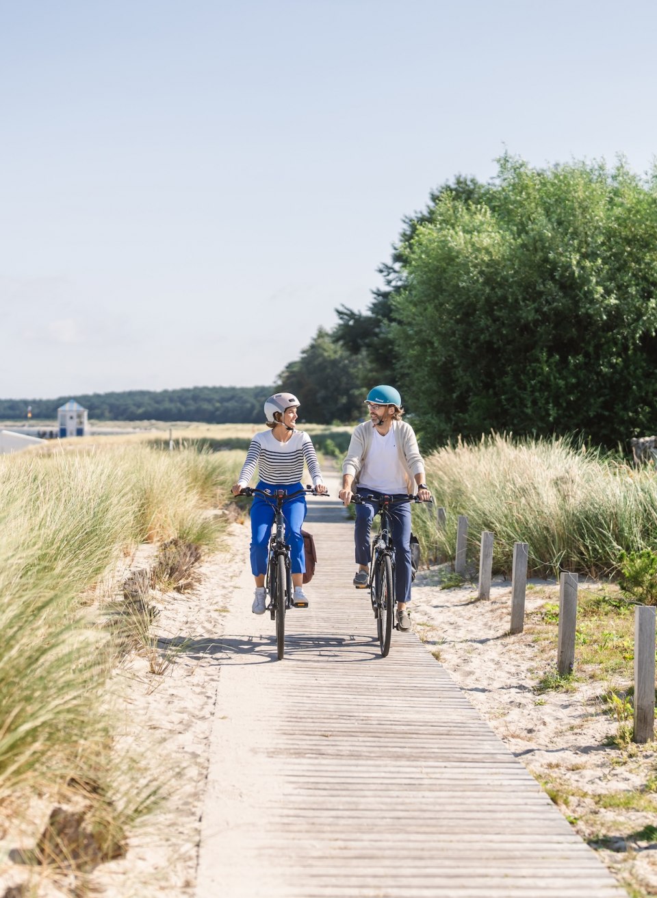 Fietspad langs de kust van de badplaats Lubmin met twee fietsers