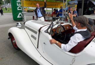 Oder m&ouml;gen sie es eher sportlich? Hier ein Cabrio Hansa Sport 1,7 am Start, bei Sonnenschein ist die Ausfahrt ein Highlight. // &copy; M. Brandt