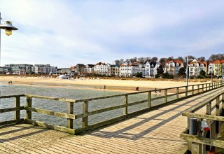 Blick von der Seebrücke auf den Strandabschnitt 3/F in Bansin mit der Strandbar am Turm 9 – gelegen zwischen Seebrücke und Konzertmuschel // © Stachow Unseld GbR Blick von der Seebrücke auf den Strandabschnitt 3/F in Bansin mit der Strandbar am Turm 9 – gelegen zwischen Seebrücke und Konzertmuschel // © Stachow Unseld GbR