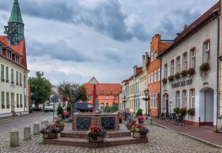 Marktplatz mit Springbrunnen Krakow am See // &copy; Gabriele Riech