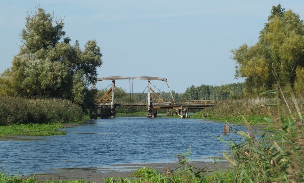 De houten ophaalbrug over de Trebel ligt op slechts een paar honderd meter afstand van de WWR // &copy; Martin Hagemann