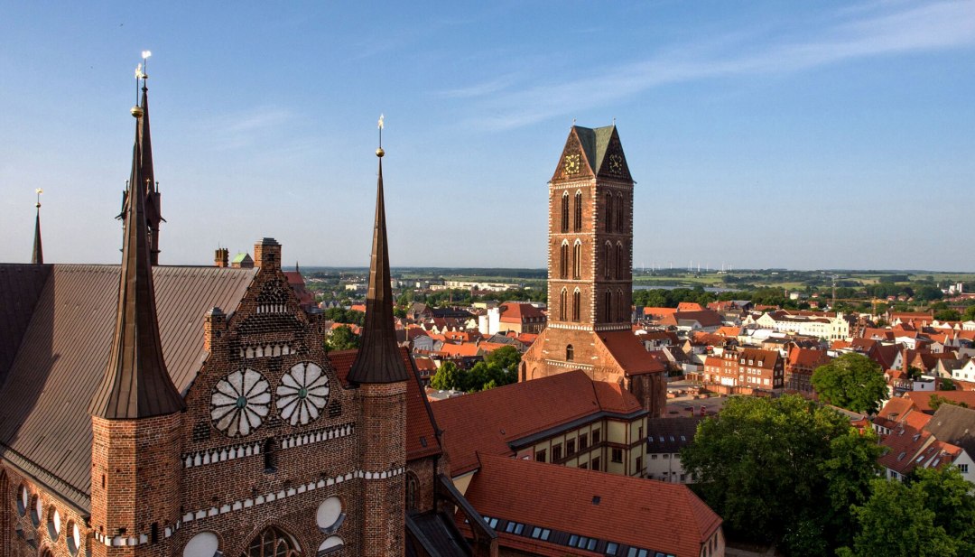 Luchtfoto van de Hanzestad Wismar met uitzicht op de St George's Church en de St Mary's Church Tower. // &copy; MV-T/Henig