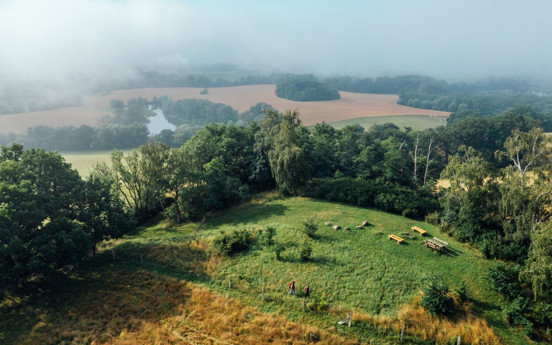 Vorbei am Rötelberg mit Blick über die Natur auf dem Naturparkweg, © TMV/Gänsicke Vorbei am Rötelberg mit Blick über die Natur auf dem Naturparkweg, © TMV/Gänsicke