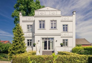 Op een steenworp afstand van de pittoreske natuurlijke haven aan de Krumminer Wiek wacht het historische landhuis Krummin op zijn gasten in Usedom. // © Gutshaus Krummin / Matthias Friel Op een steenworp afstand van de pittoreske natuurlijke haven aan de Krumminer Wiek wacht het historische landhuis Krummin op zijn gasten in Usedom. // © Gutshaus Krummin / Matthias Friel