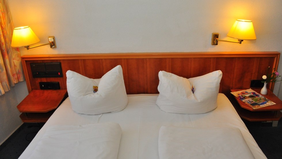 Doppelzimmer in Brocki&acute;s Hotel Stadt Hamburg - Hier liegen Sie richtig, ein gem&uuml;tliches Zimmer f&uuml;r Ihren Aufenthalt! // &copy; Brocki&acute;s Hotel Stadt Hamburg