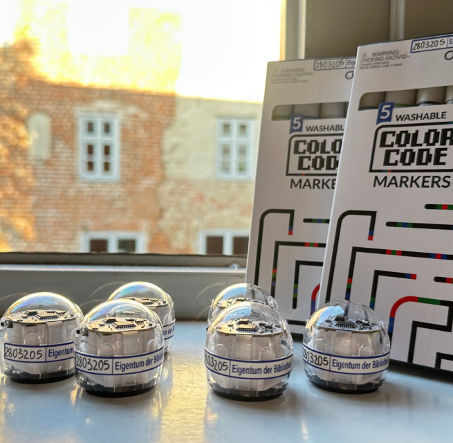 6 Ozobots mit Anleitung auf dem Fensterbrett der Stadtbibliothek // &copy; Stadtbibliothek Stralsund