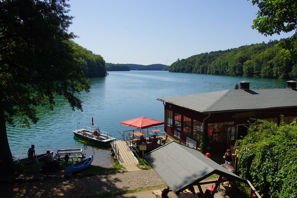Die Luzinf&auml;hre mit F&auml;hrladen und Caf&eacute; // &copy; Jens B&ouml;ckmann