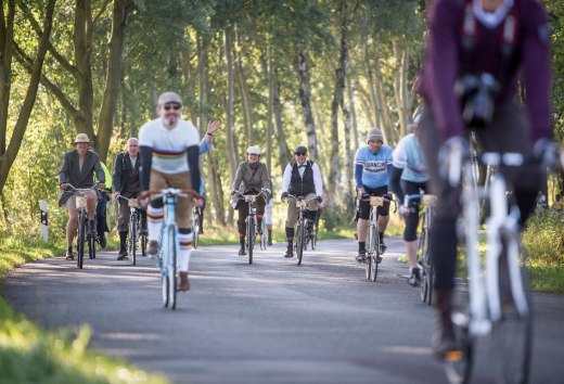 Bei der Radtour "Velo Classico" rund um Ludwigslust kommen Fans von eleganter Kleidung und Radfahren voll auf ihre Kosten. Und ganz nebenbei lernt man auch noch die reizvolle Region um Ludwiglust kennen. // &copy; MV-T/Krauss