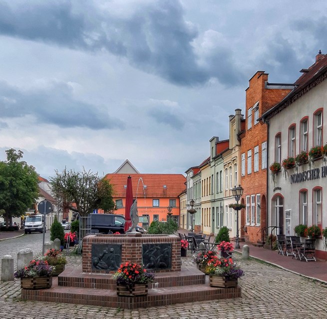 Marktplatz mit Springbrunnen Krakow am See // © Gabriele Riech Marktplatz mit Springbrunnen Krakow am See // © Gabriele Riech