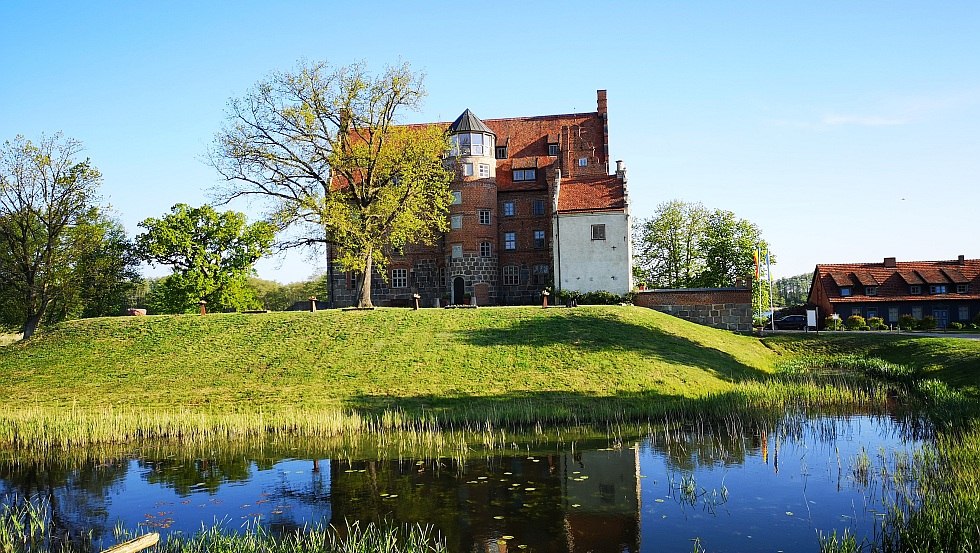 Au&szlig;enansicht Schloss Ulrichshusen im Fr&uuml;hling // &copy; Kathleen Stutz