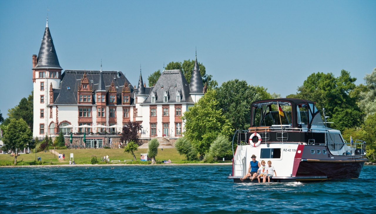 Mit dem Hausboot auf der Müritz vor dem Schloss Klink, © Yachtcharter Schulz Mit dem Hausboot auf der Müritz vor dem Schloss Klink, © Yachtcharter Schulz