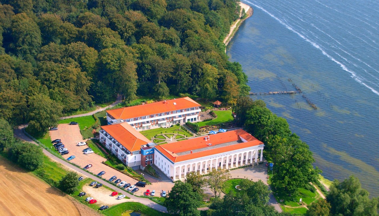 Luftbildansicht Hotelanlage, &copy; Hotel Badehaus Goor