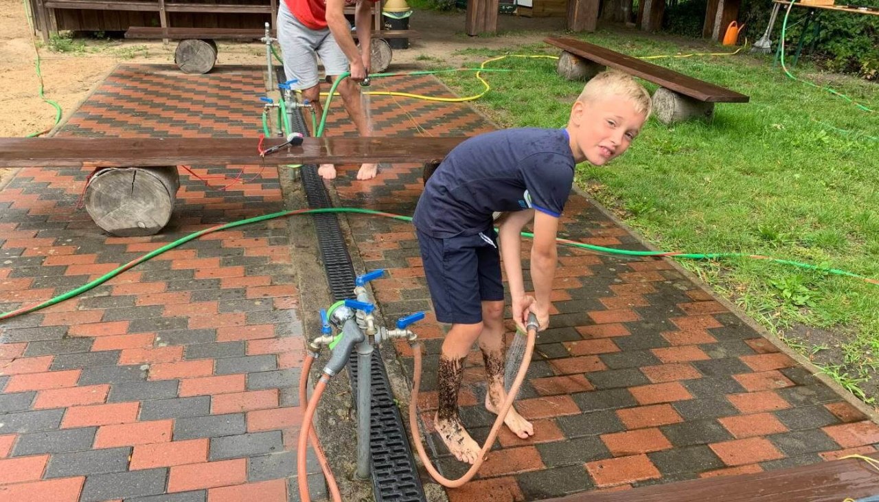 Schoonmaken na een geslaagde tocht over het blotevoetenpad in Plau am See // &copy; Kletterpark Plau am See