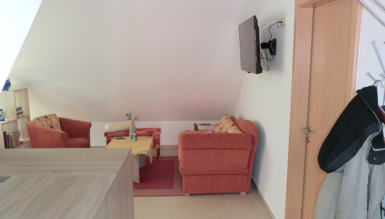 Blick vom Eingang auf die Wohnecke mit TV, &copy; Burkhard M&uuml;ller