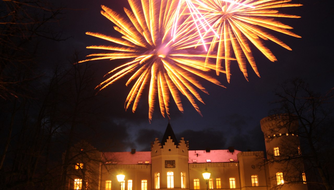 Feuerwerk Schloss Schlemmin, © Soulfire Feuerwerke Shows Feuerwerk Schloss Schlemmin, © Soulfire Feuerwerke Shows