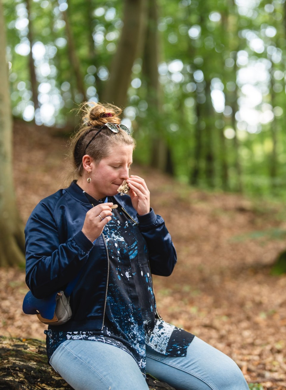 Beim Waldbaden nimmt man den Wald mit allen Sinnen wahr. Sandy Ladenthin zeigt, wie es geht im Wald auf der Insel Usedom. // &copy; MV-T/Gross