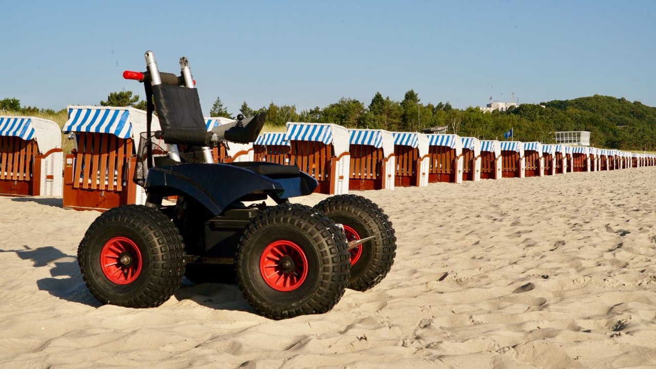 Mit dem Cadweazle können alle am Strand von Baabe mobil sein. // © Totti´s Strandkorbvermietung Mit dem Cadweazle können alle am Strand von Baabe mobil sein. // © Totti´s Strandkorbvermietung