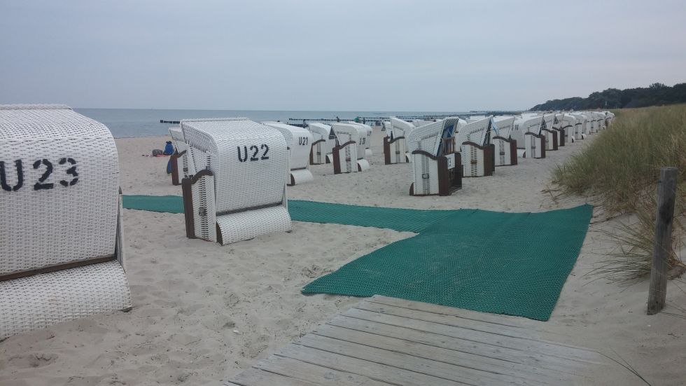 Drempelvrije toegang tot de strandstoel bij strandopgang 18 in de kustplaats aan de Oostzee // © TSK Drempelvrije toegang tot de strandstoel bij strandopgang 18 in de kustplaats aan de Oostzee // © TSK
