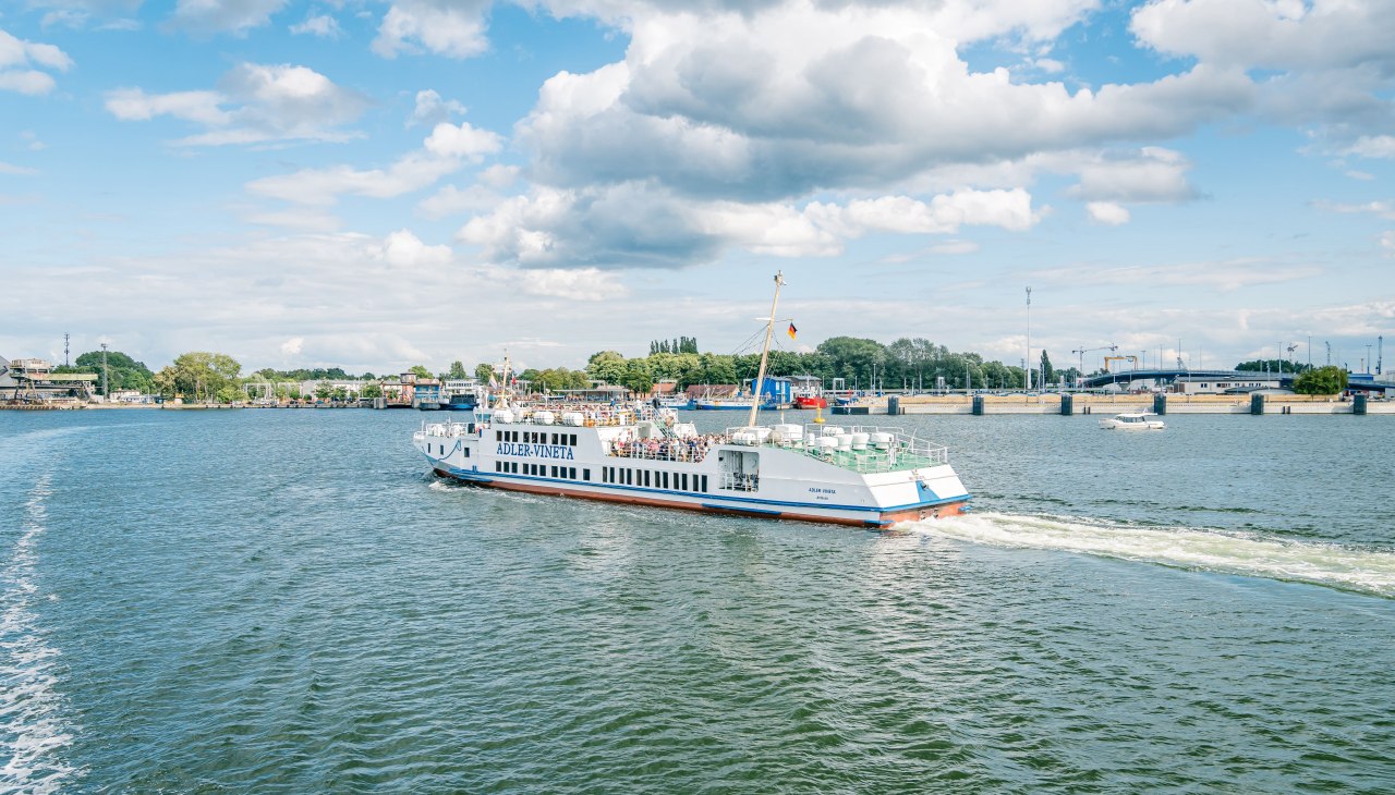 Die "MS" Vineta aus der Flotte der Adler Schiffe fährt durch den Hafen Swinemünde, © Mirko Boy Die "MS" Vineta aus der Flotte der Adler Schiffe fährt durch den Hafen Swinemünde, © Mirko Boy