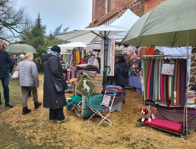 Begleitet wird der Markt von einem vielfältigen Kulturprogramm Freuen Sie sich auf Auftritte des Gospelchores „The Ciscoes“, der Alphorngruppe „Meck Alphorn“, den Posaunenchor Döbbersen-Lassahn, Musiker der Musikschule Fröhlich und den Akkordeonspieler Max Nadzeika. Für Kinder gibt es ein spannendes Angebot mit Karussellfahrten, Ponyreiten, einer Strohhüpfburg und kreativen Bastelstationen. Und natürlich schaut auch der Weihnachtsmann vorbei, um die kleinen Gäste zu überraschen., © Niehus / Stadt Zarrentin Begleitet wird der Markt von einem vielfältigen Kulturprogramm Freuen Sie sich auf Auftritte des Gospelchores „The Ciscoes“, der Alphorngruppe „Meck Alphorn“, den Posaunenchor Döbbersen-Lassahn, Musiker der Musikschule Fröhlich und den Akkordeonspieler Max Nadzeika. Für Kinder gibt es ein spannendes Angebot mit Karussellfahrten, Ponyreiten, einer Strohhüpfburg und kreativen Bastelstationen. Und natürlich schaut auch der Weihnachtsmann vorbei, um die kleinen Gäste zu überraschen., © Niehus / Stadt Zarrentin