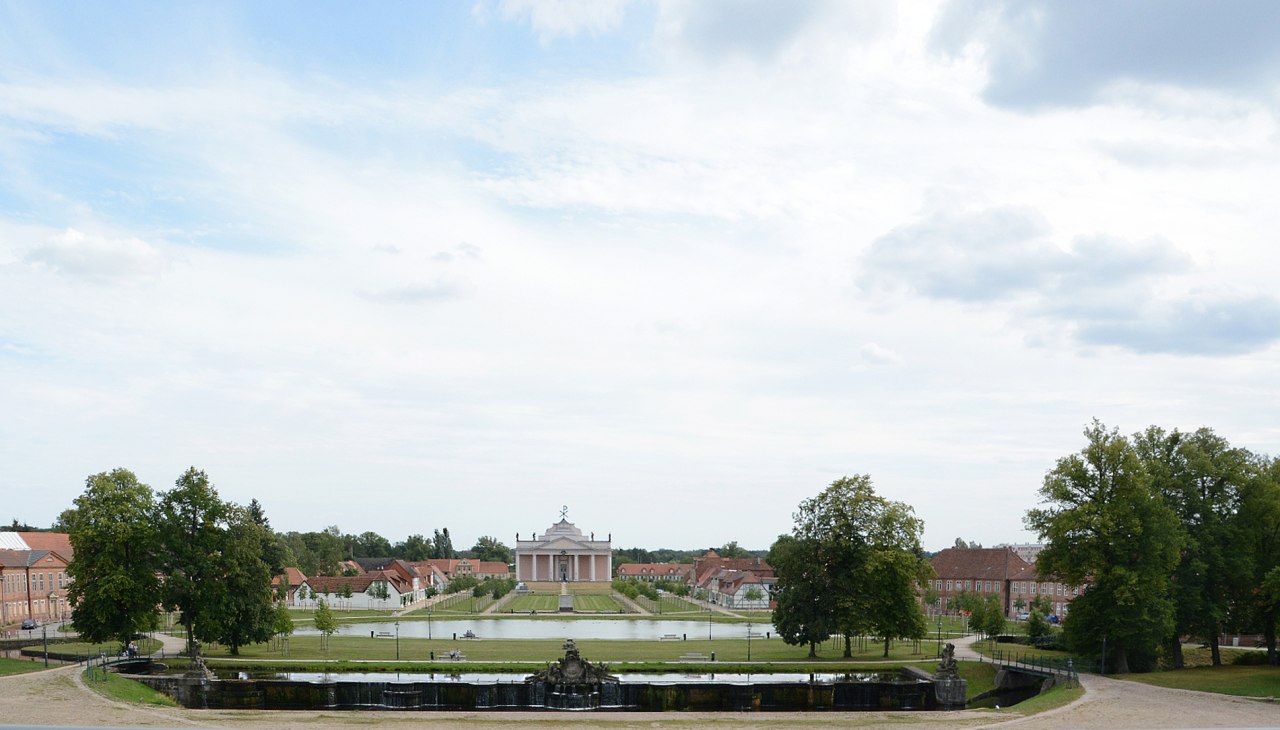 Schlossplatz, Kaskaden und Stadtkirche Ludwigslust, &copy; Tourismusverband Mecklenburg-Schwerin