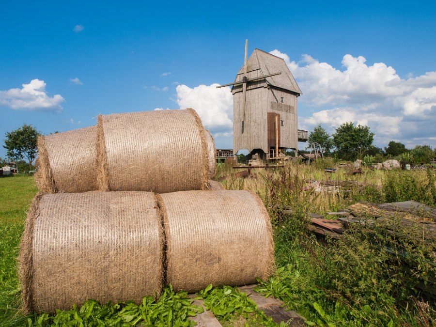 Windmühle mit Strohrollen im Vordergrund., © Frank Burger Windmühle mit Strohrollen im Vordergrund., © Frank Burger