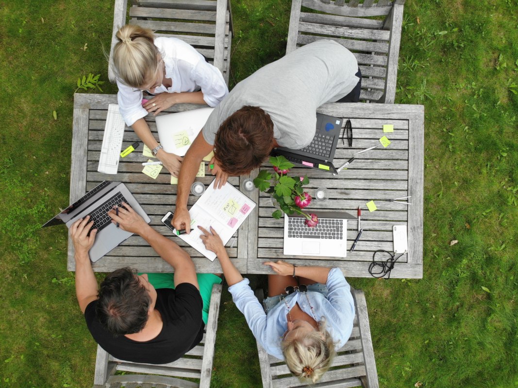 Co-Working: Arbeiten und kreativ sein am Teich oder im Garten // &copy; Rittergut Damerow / Lars Sch&ouml;nherr Fotografie