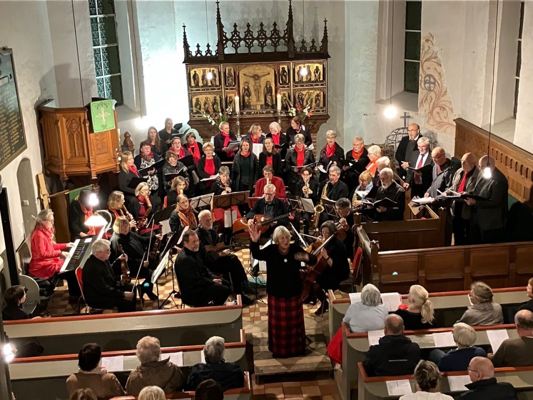 Christa Maier (Mitte) mit Chor und Orchester in der Dorfkirche Pinnow, hier eine Aufnahme vom vergangenen Jahr. // © Förderverein Pinnower Orgel e.V. Christa Maier (Mitte) mit Chor und Orchester in der Dorfkirche Pinnow, hier eine Aufnahme vom vergangenen Jahr. // © Förderverein Pinnower Orgel e.V.