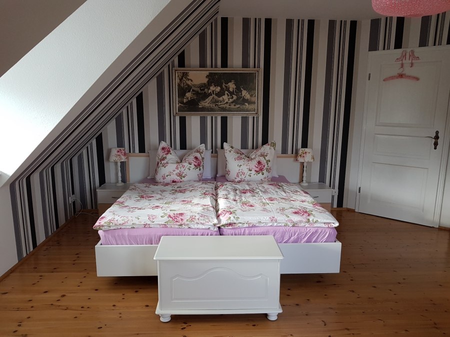 Im Schlafzimmer befinden sich außerdem noch eine Leseecke und ein Schaukelstuhl, © Carola Stier Im Schlafzimmer befinden sich außerdem noch eine Leseecke und ein Schaukelstuhl, © Carola Stier