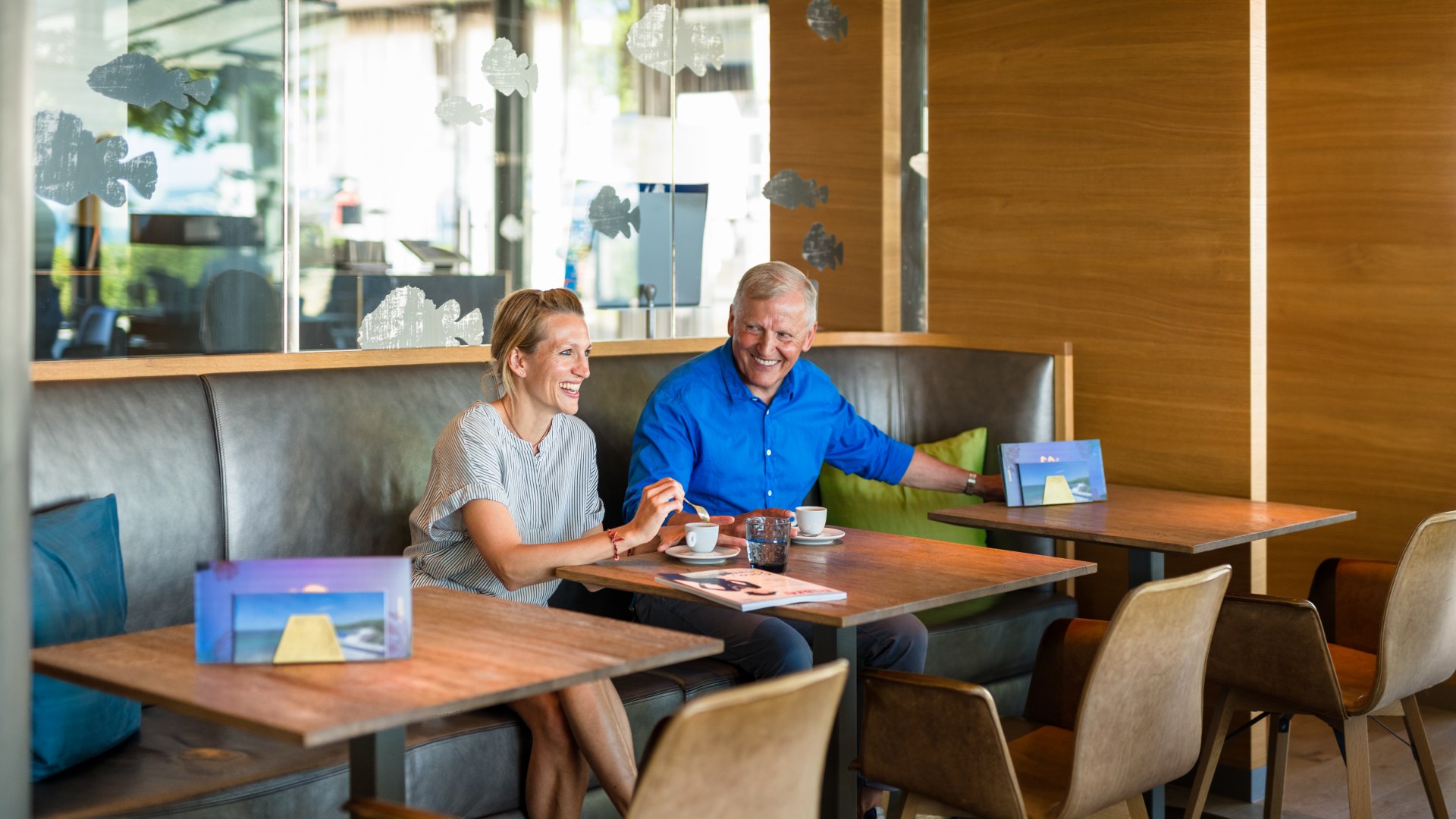 Längst mit im Boot: Wolfgang Schewe mit Tochter Johanna im Restaurant des Hotel am Meer
, © TMV/Tiemann Wolfgang Schewe mit Tochter Johanna im Restaurant des Hotel am Meer
mit einem Kaffe und beide lachen.