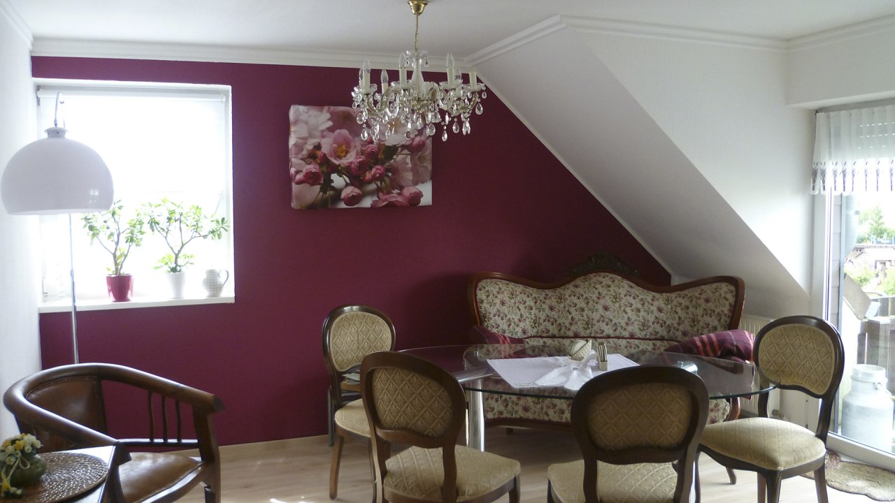 Gem&uuml;tliche Sitzecke mit antiken M&ouml;beln // &copy; B&auml;rbel Kuhrt