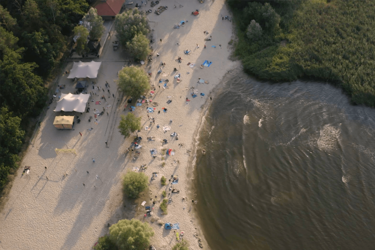 Bellini Beach - Strand, Musik und Menschen // &copy; Musik & Stille Festival - G&ouml;tz Rausch