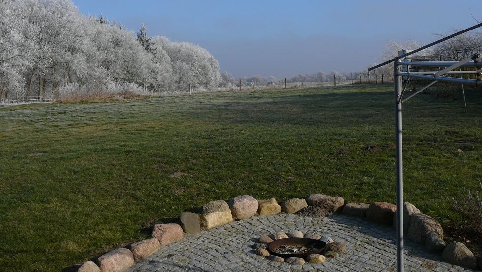 Blick in den Garten mit Feuerstelle, © Eva-Maria Lamprecht