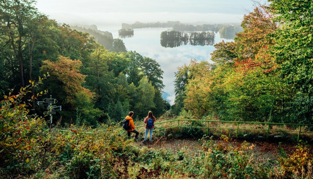 Wandern durch die Feldberger Seenlandschaft auf dem Naturparkweg mit Blick auf die Landschaft und Seen.