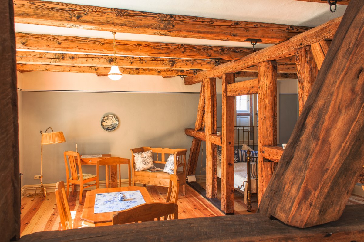 Woonkamer van de Friese flat in het onderstaande landhuis // &copy; DOMUSImages