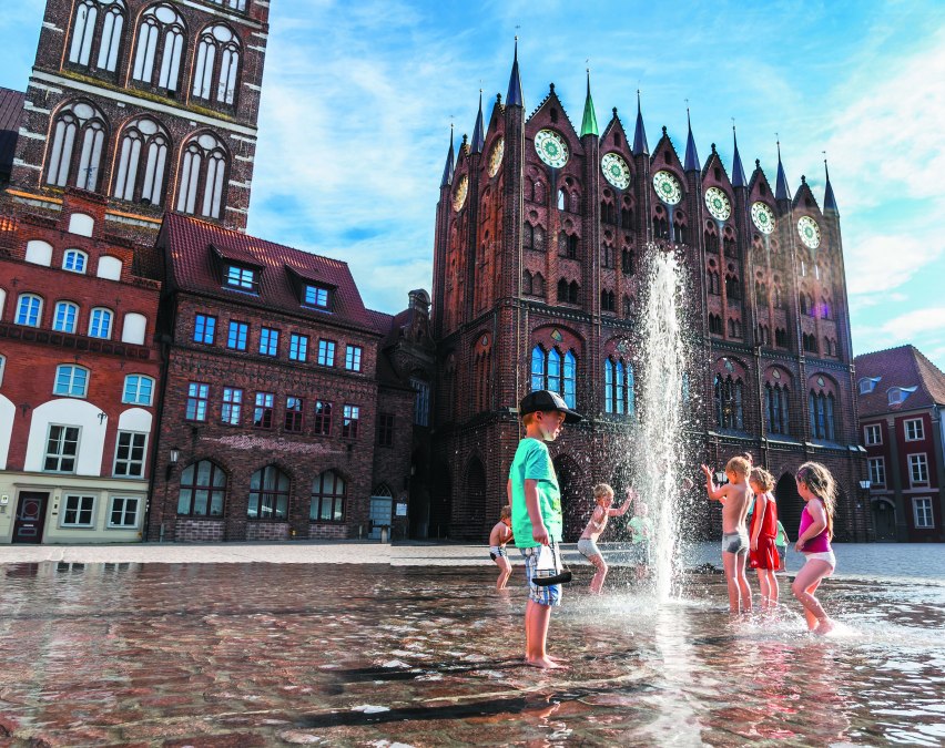 Kinder vor Stralsunder Rathaus, © hartdirection.de