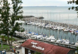Blick zum Yachthafen Lohme und zum Café Niedlich. // © Touristik Lohme GmbH Blick zum Yachthafen Lohme und zum Café Niedlich. // © Touristik Lohme GmbH