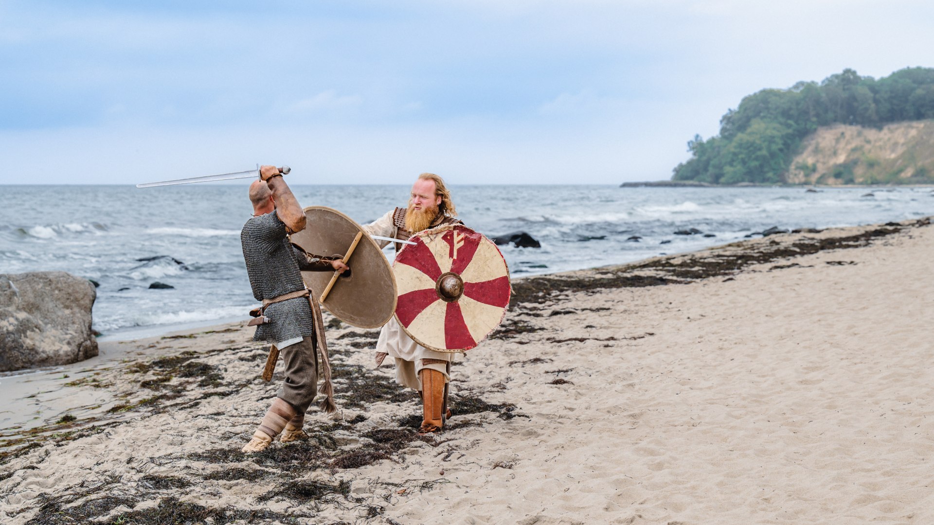 Zwei Slawen in Wikingermontur in Göhren am Strand kämpfen gegeneinader beim Wikingerfest. // Slawe Jaromir (links) und Wikinger Norde: Sie gehören zu den besten Kämpfern im Lager // © MV-T/Tiemann Zwei Slawen in Wikingermontur in Göhren am Strand kämpfen gegeneinader beim Wikingerfest.