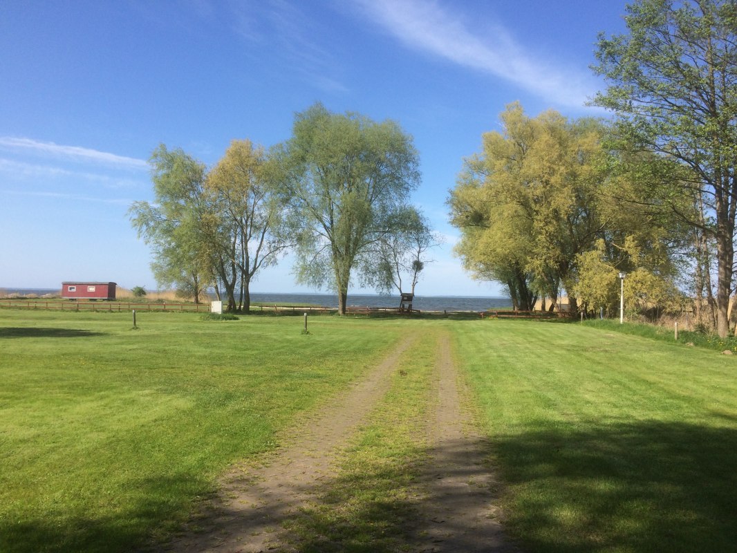 Der Ferienpark Ueckerm&uuml;nde-Bellin bietet Stellpl&auml;tze mit direktem Zugang und Blick zum Strand am Stettiner Haff. // &copy; Ferienpark Ueckerm&uuml;nde-Bellin GmbH