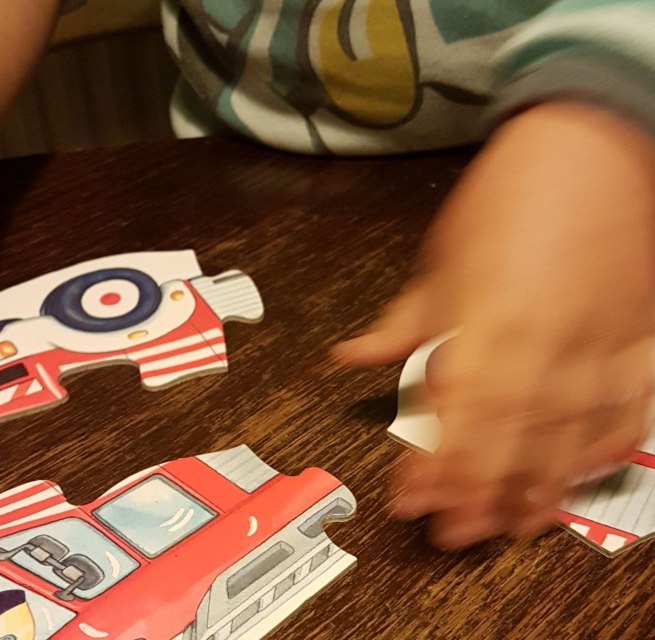 Kleinkind puzzelt beim Elterntreff Bibolinchen, &copy; Stadtbibliothek Stralsund