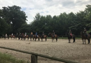 Formation bilden vor dem gro&szlig;en Ausritt nach B&ouml;mitz // &copy; Karoline G&ouml;rs