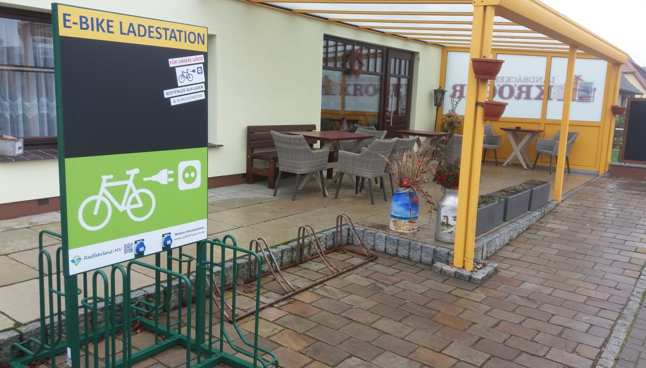 E-Bike Ladestation an der Landbäckerei Kröger, © Tourismusverein Vogelparkregion Recknitztal e.V.