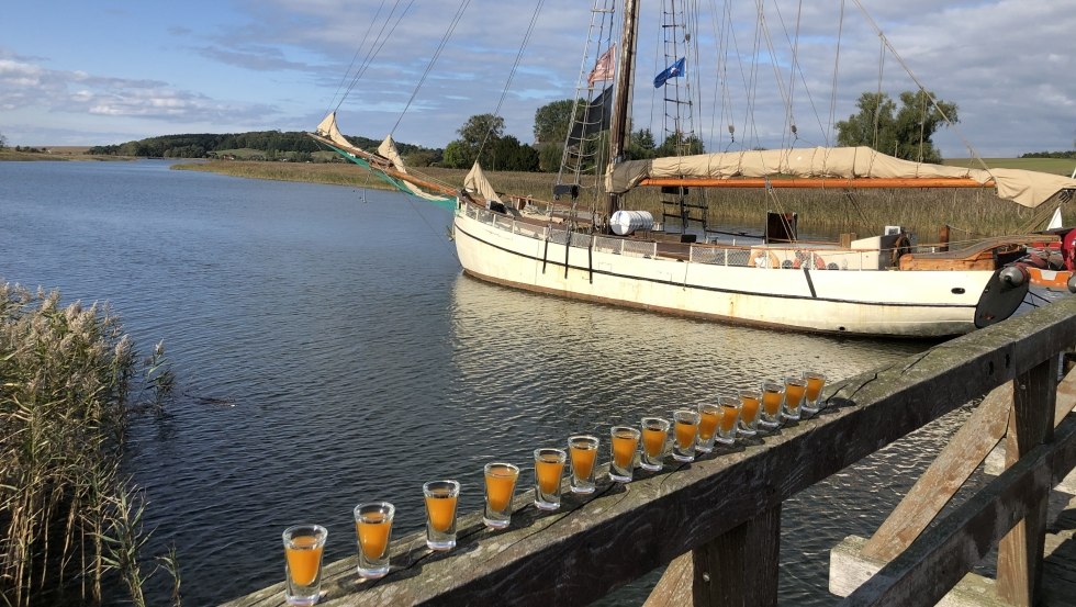 Traditioneel zeilschip bij de brug naar Liddow // &copy; Volker Barthmann