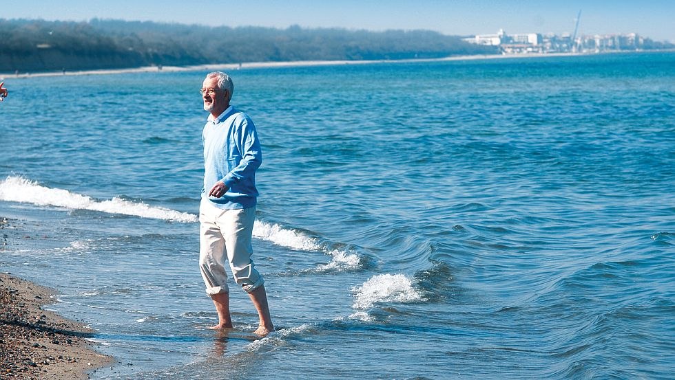 Ganzheitliches Wohlbefinden beim Wassertreten direkt an der Ostsee // &copy; MV-T/Werk3