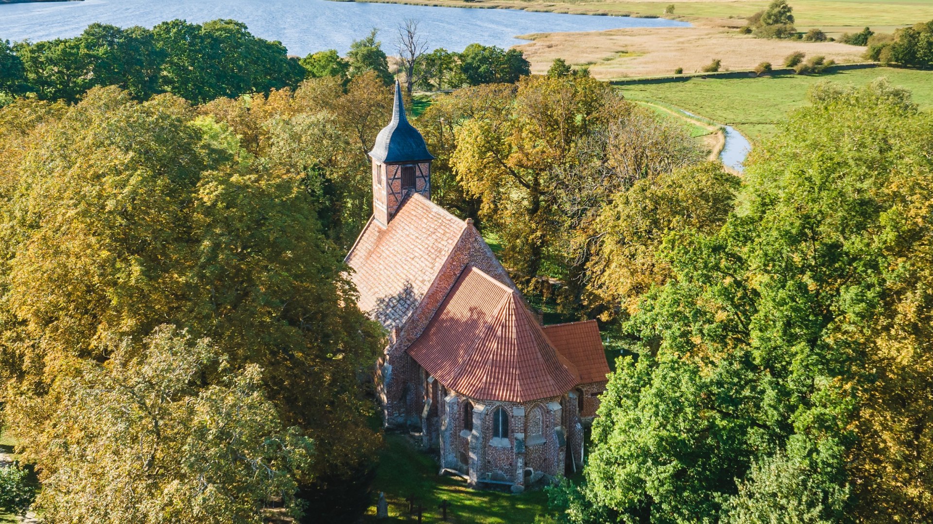 Erlebnisse garantiert: Die Fachwerkkirche in Landow ist eine Kultur- und Wegekirche, © TMV/Gross Erlebnisse garantiert: Die Fachwerkkirche in Landow ist eine Kultur- und Wegekirche, © TMV/Gross