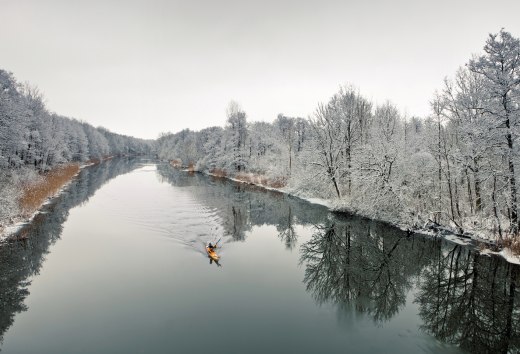 Kaltes Gl&uuml;ck: Ob mit dem Ruderboot oder Kanu - im winterlichen Mecklenburg-Vorpommern sind Wasserwanderer auf &uuml;ber 2.000 Seen und Fl&uuml;ssen mit sich und der Natur allein. 