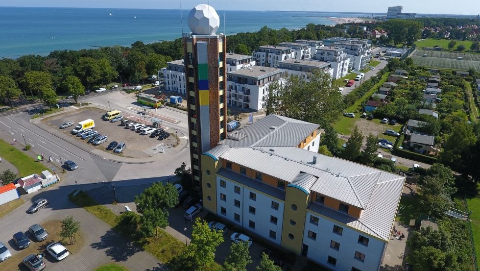 Die Jugendherberge Warnem&uuml;nde liegt direkt am Strand im beliebten Ostseebad. // &copy; DJH MV