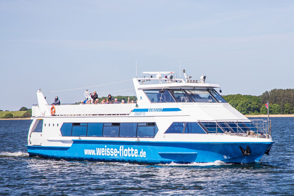 Grote kraantocht vanuit Zingst met het passagiersschip 'Sundevit' // &copy; Wei&szlig;e Flotte GmbH
