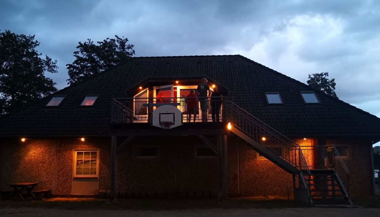 Kino au&szlig;en in abendlicher Stimmung, &copy; T. Blumrich