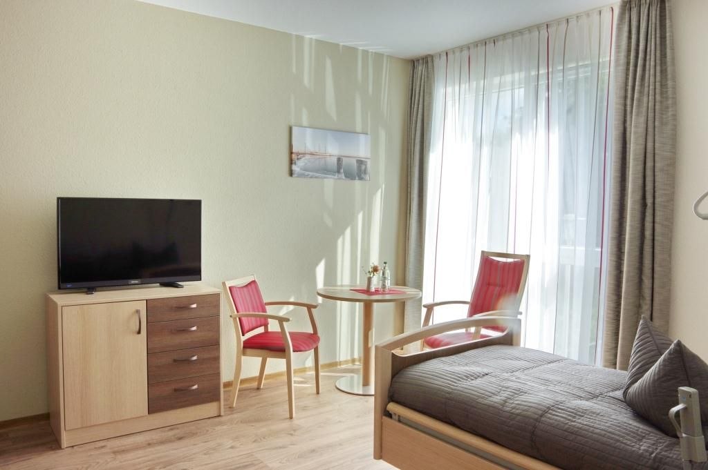 Wohnliches Zimmer im Pflegehotel // &copy; Wohlfahrtseinrichtung der Hansestadt Stralsund gGmbH